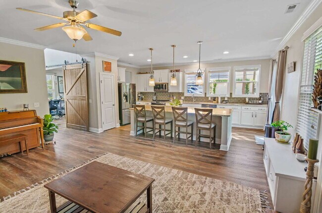 Foto del edificio - "Spacious 4-Bedroom Sanctuary with 3 Full Baths in Hampstead – Your Dream Home Awaits!"