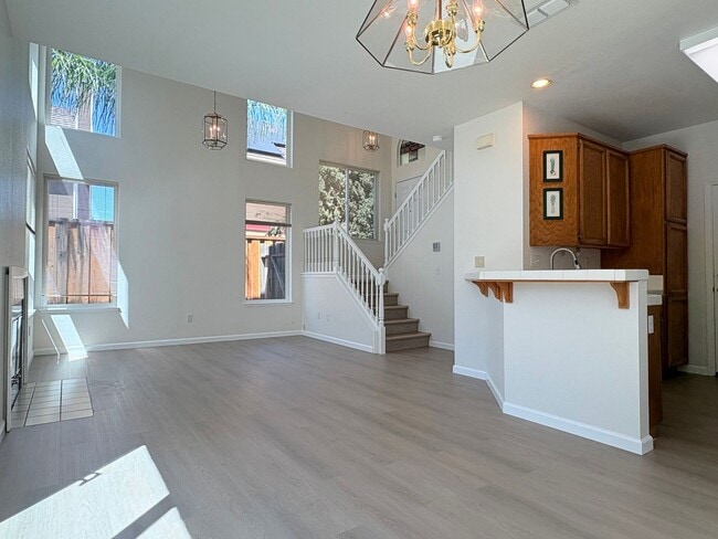 Building Photo - Cute 3 Bedroom 2.5 Bath Home in Brentwood