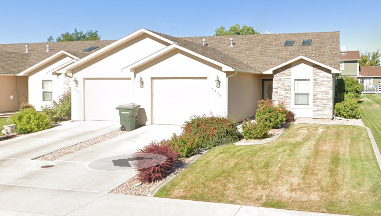 Primary Photo - 3 bed 2 bath townhome!