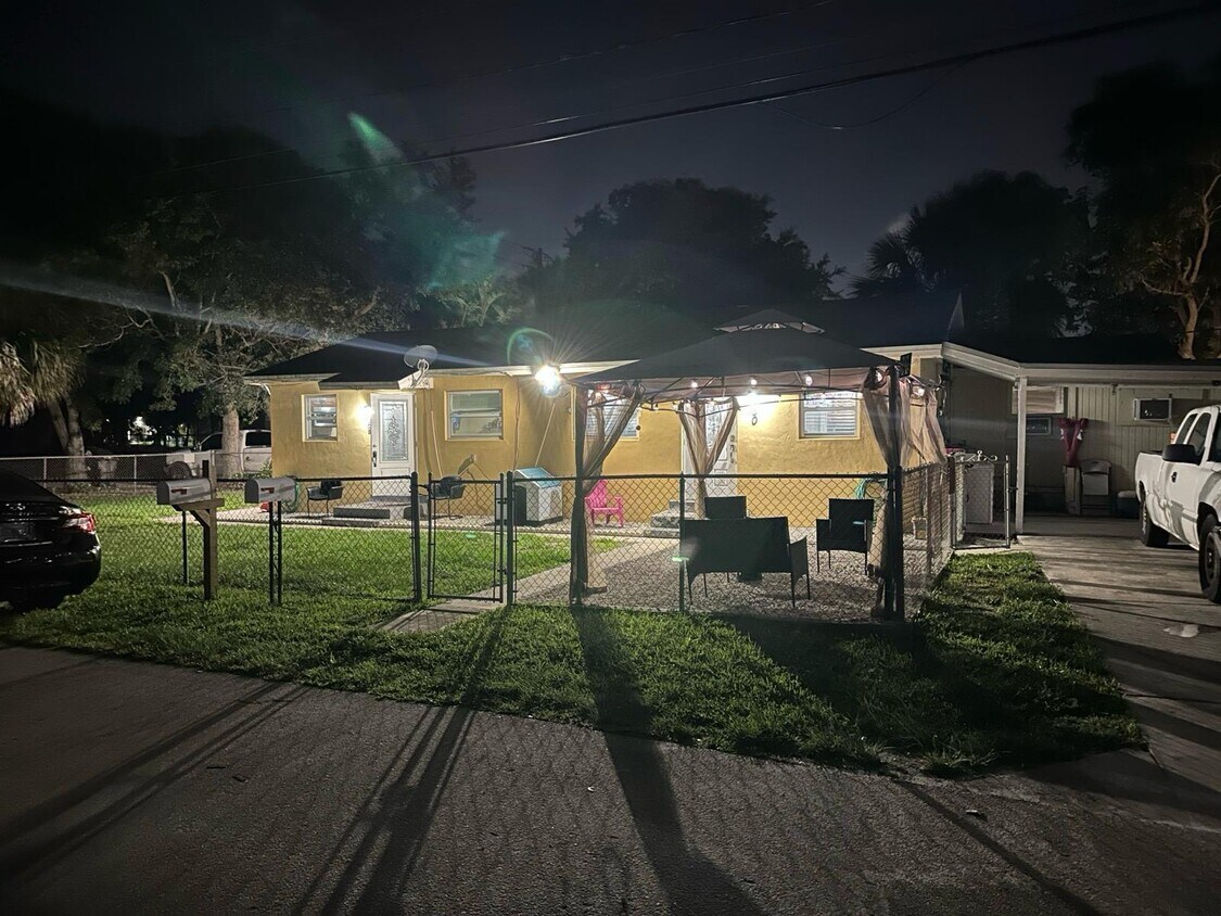 Foto principal - 928 Flamingo Dr