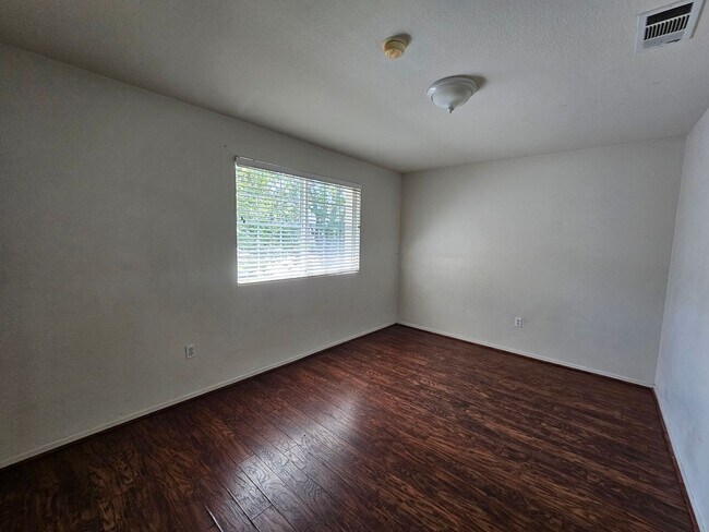 Foto del edificio - Split Level 4 Bedroom  2.5 Bath Town Home