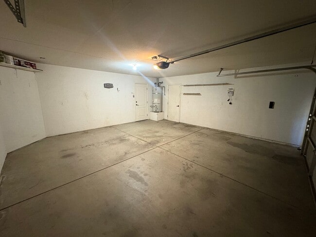Building Photo - Southeast Visalia Home Rent Ready!