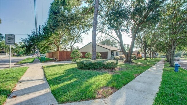 Building Photo - 5707 Cartagena St