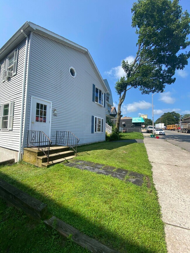 Foto del edificio - 1341 Main St
