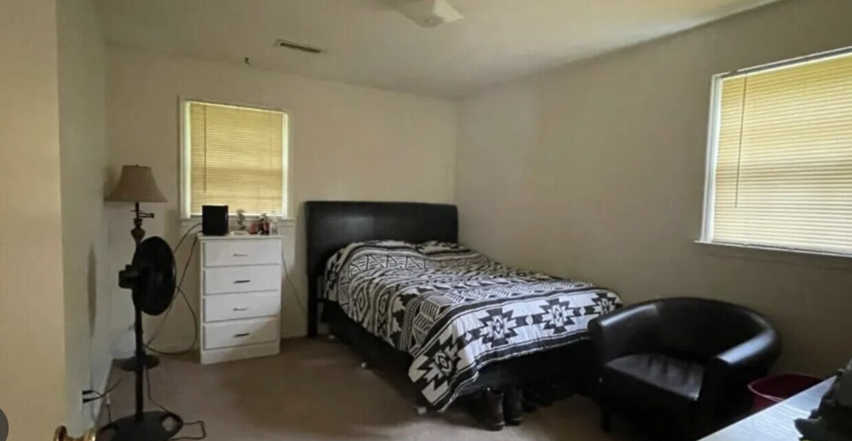 Building Photo - Deer Creek