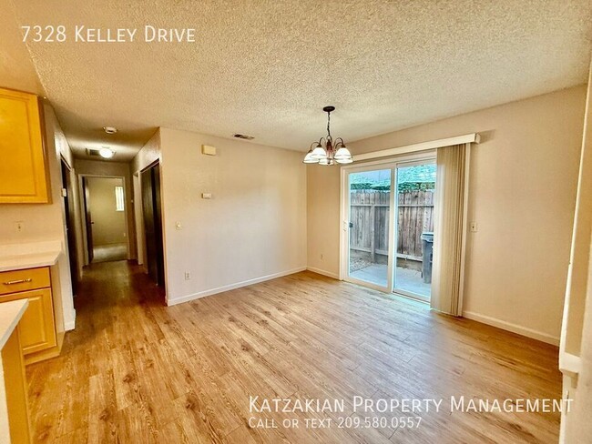 Building Photo - 2 bedroom unit with updated kitchen, insid...