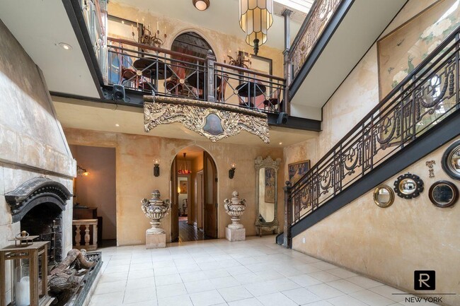 Building Photo - 632 Hudson Street