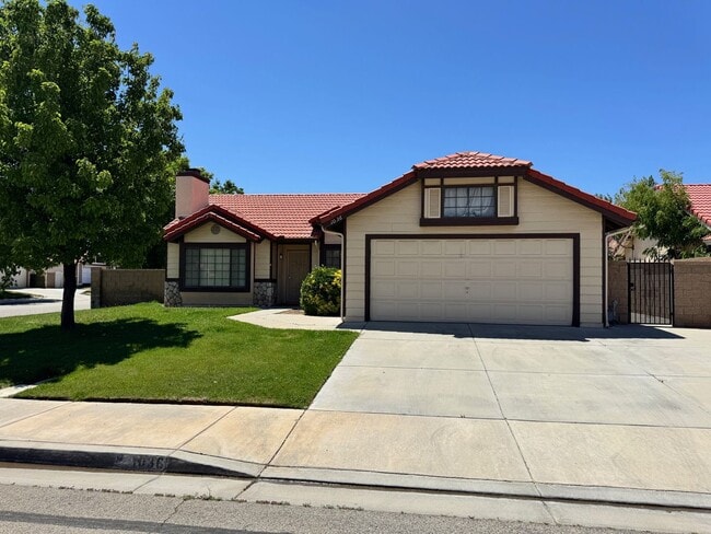 Building Photo - Gorgeous Remodeled 3+2 - $2800