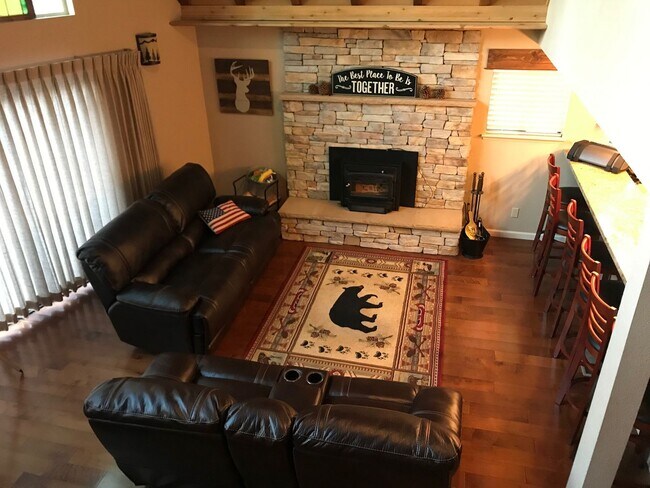 Foto del edificio - Beautiful large home available for a 3-6 m...