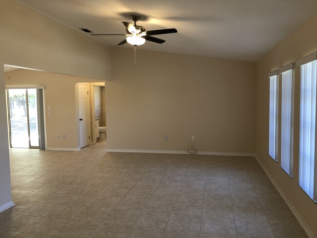 Building Photo - *****TEMPORARILY OFF MARKET**** Very nice ...