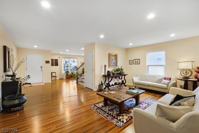 Foto del edificio - 70 Alvin Sloan Ave