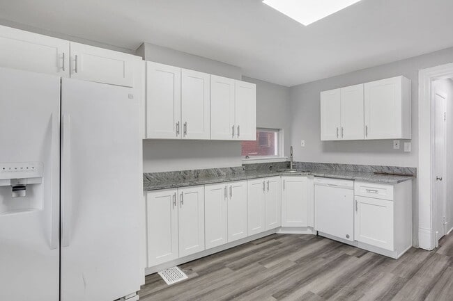 Foto del edificio - 5 Bed 2.5 Bath - Central Oakland.  ALL UPD...