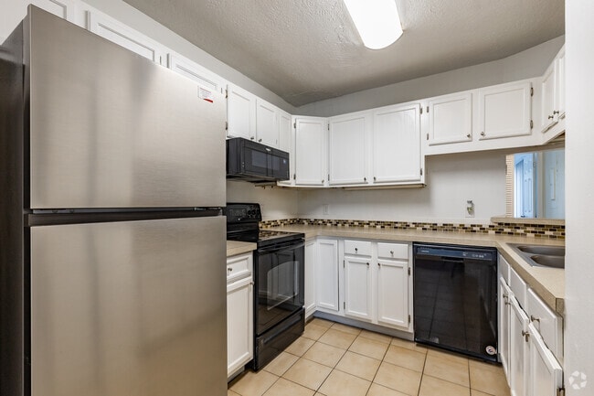 3 BR, 2 BA - 1,100SF - Timberland Apartments