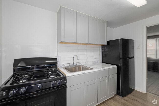2 habitaciones, 1 baño - 629 pies cuadrados - Cocina - Welcome to Red Oak Apartments in Hamilton, New Jersey.