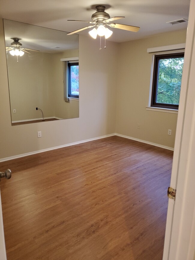 Master bdrm - 27230 Evergreen Rd