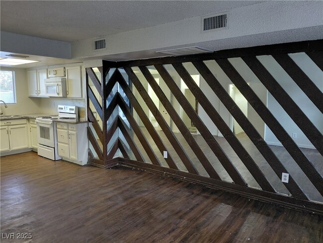 Building Photo - 1336 N Jones Blvd