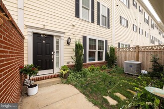 Building Photo - 610 Marina Landing Ln
