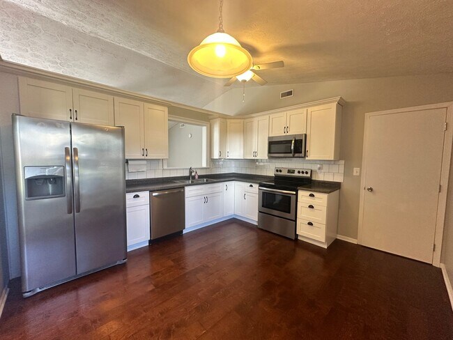 Foto del edificio - Charming 3-Bed Home with Fenced Yard!