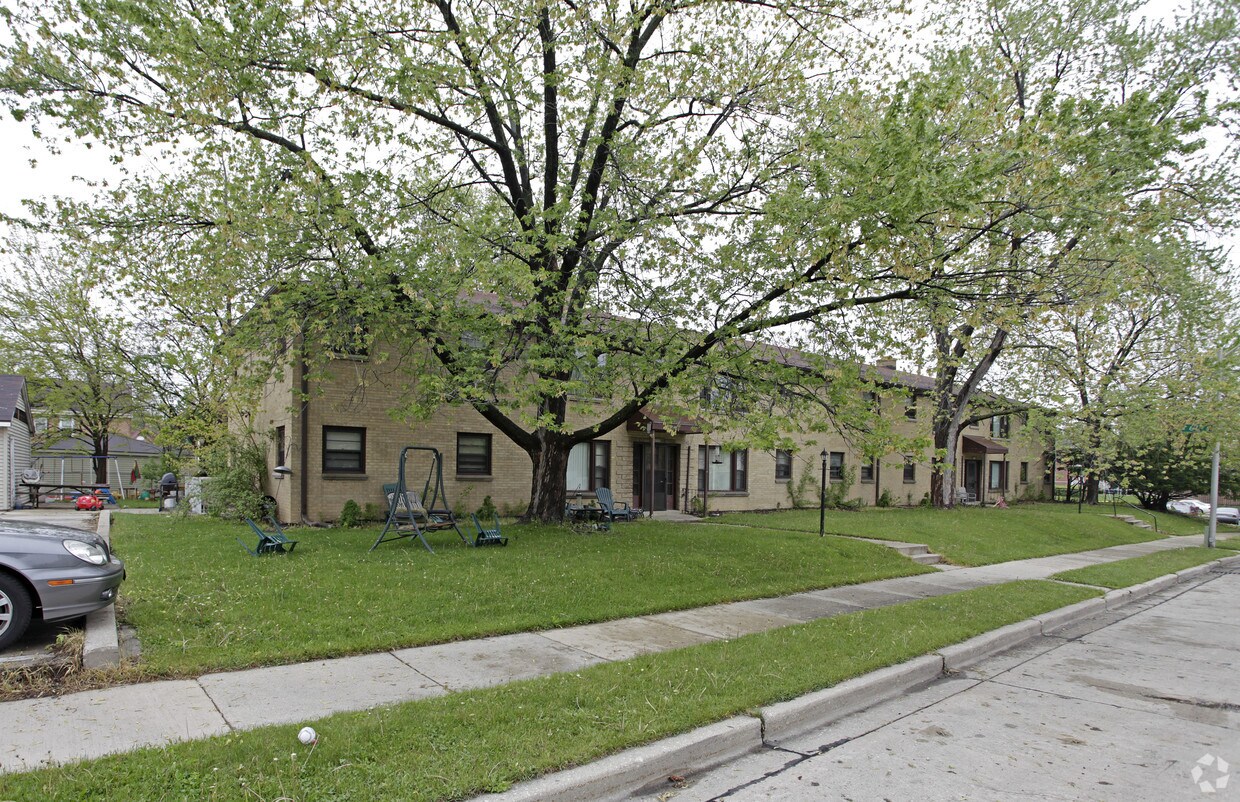 67006702 W St Paul Ave, Milwaukee, WI 53213 Apartments in Milwaukee