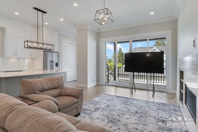 Photo du bâtiment - Fully Furnished 3 Bed + Office Upper Home in Grandview Heights with A/C & EV Charging