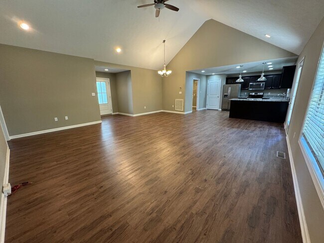 Foto del edificio - Spacious 3BR 2BA home with 2 car garage