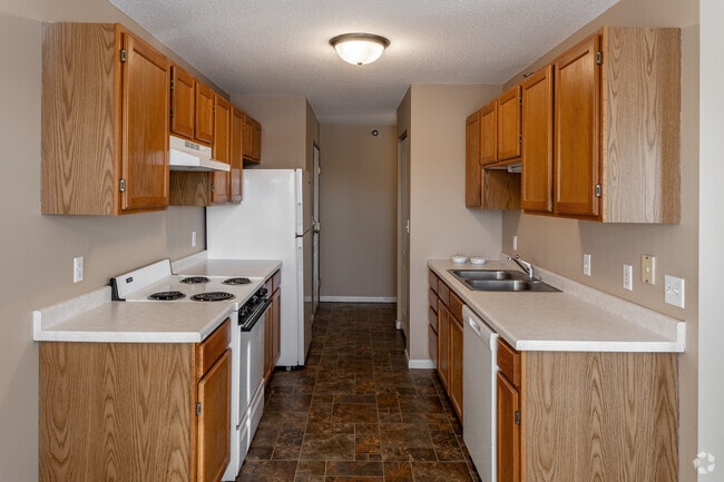 2BR, 1BA - 999SF - Kitchen - Colonial Court