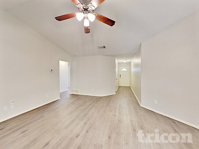 Foto del edificio - 1401 Timbercrest Dr