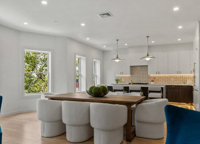 Building Photo - Charming 3 Bedroom