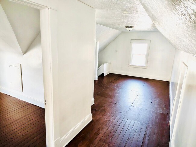 Building Photo - Spacious 4 Bed, 1 Bath Home in Cleveland Ohio!