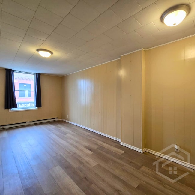 Building Photo - 1-Bedroom Upper Unit in the Heart of Exeter!