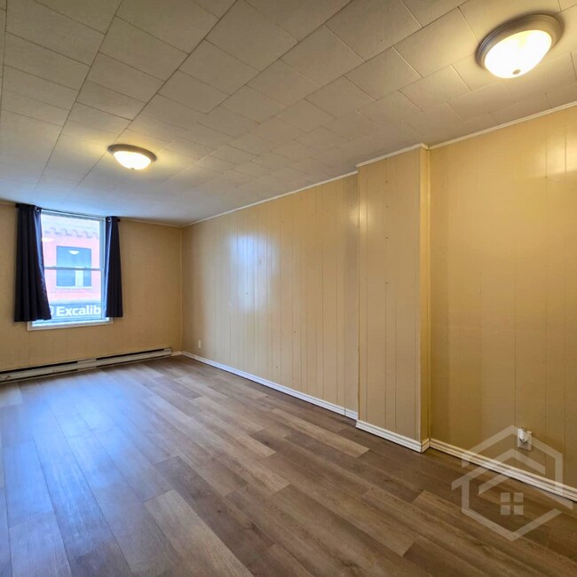 Photo du bâtiment - 1-Bedroom Upper Unit in the Heart of Exeter!