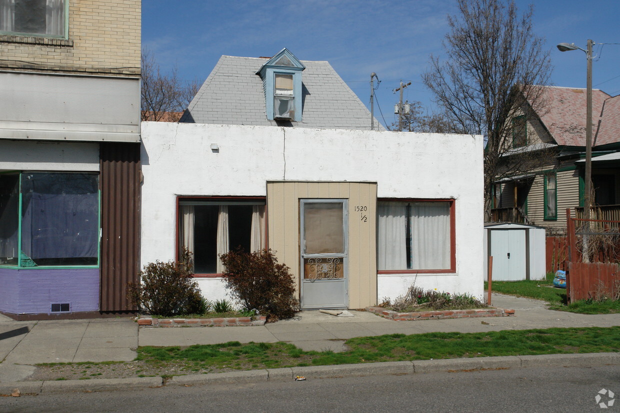 Building Photo - 1520 W Broadway Ave