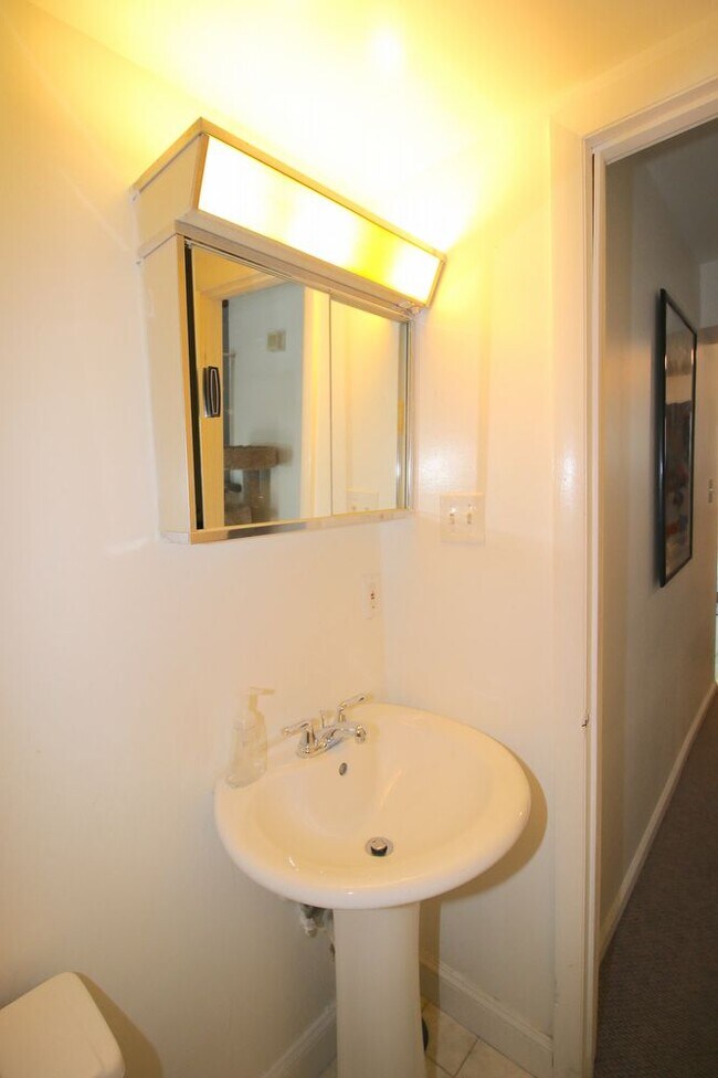 Foto del edificio - Great 2 level townhouse with HUGE deck