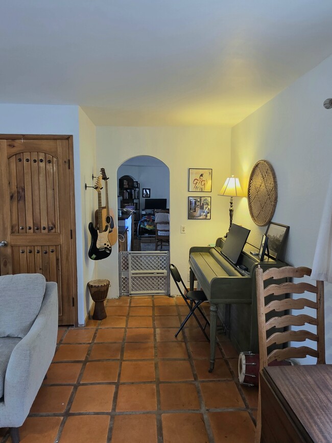 Building Photo - 2029 Willow Glen Rd