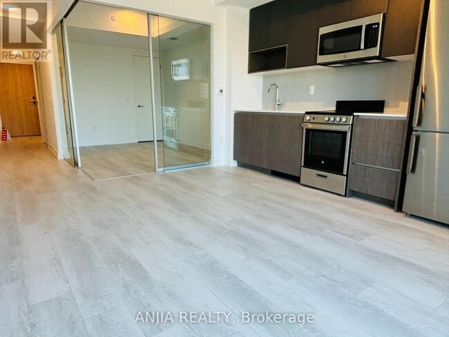 Building Photo - 801 The Queensway