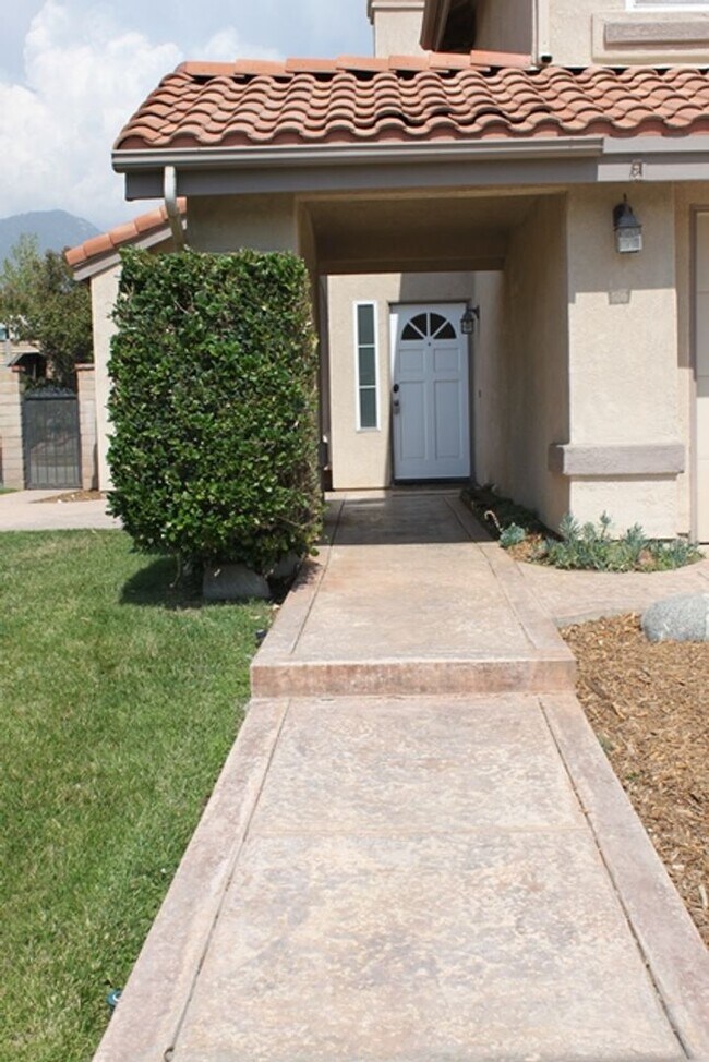 Foto del edificio - Two-Story 3-Bedroom Home in Yucaipa's Roll...