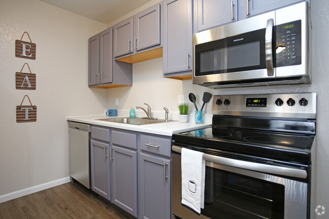 4 BR, 2 BA - kitchen - 727 West