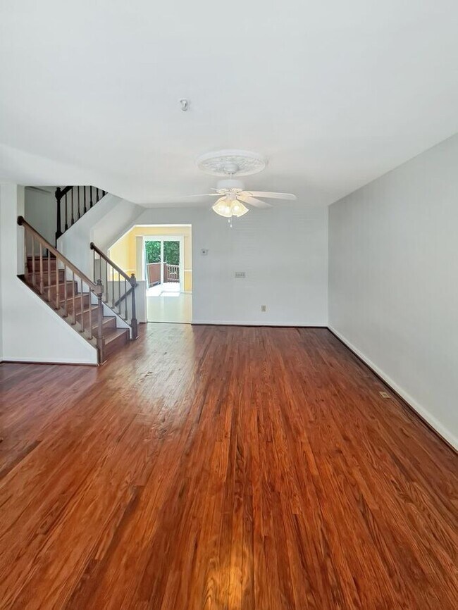 Building Photo - 3-Level 4/Bedroom, 4/Bath Townhome in Wald...