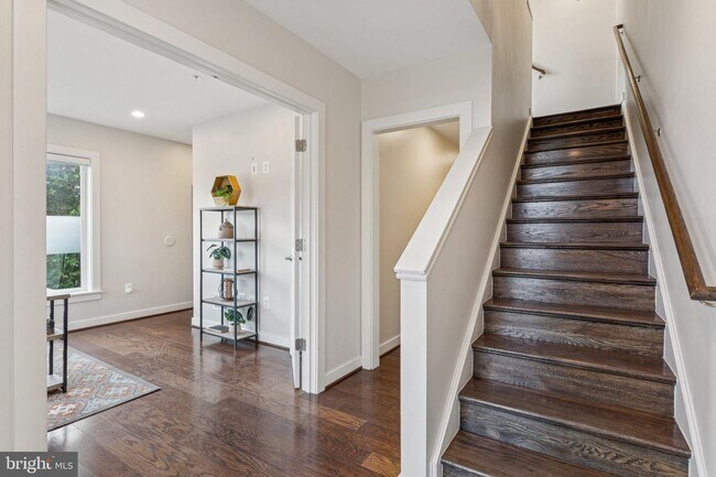 Foto del edificio - Perfectly located just steps from the Red Line Metro, this EYA-built Davis Model townhome at West...