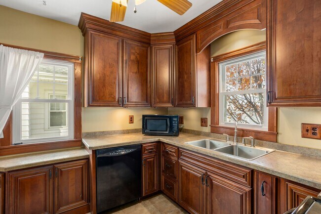 Building Photo - 3 Bedroom Fond Du Lac House