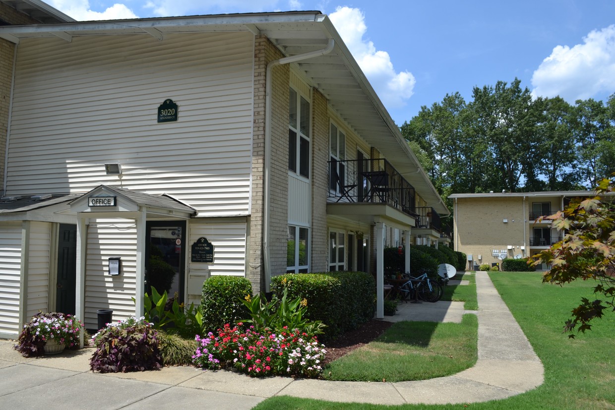 Primary Photo - Spanish Trace Apartments