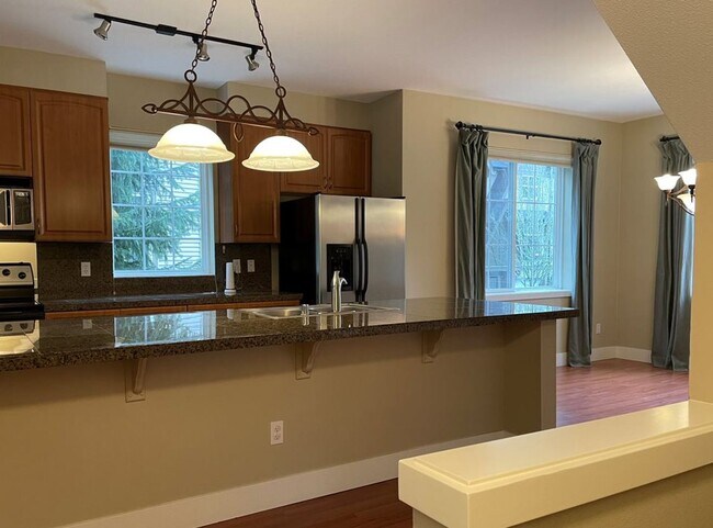 Foto del edificio - Stunning End Unit Townhome in desirable Redmond Ridge neighborhood; 2BD/2BA