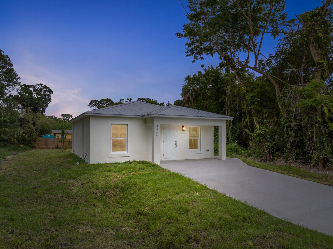 Foto principal - 4866 33rd Ave