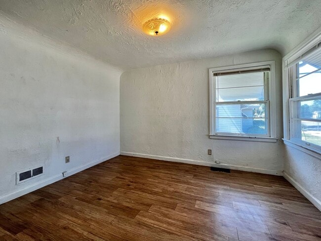 Building Photo - Close to campus, lease through June 30, 2027