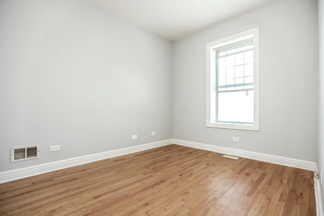 Building Photo - Two Bedroom in Bronzeville!