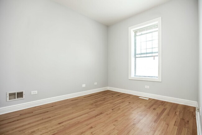 Foto del edificio - Two Bedroom in Bronzeville!