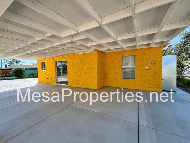 Foto del edificio - 16059 Iris Dr