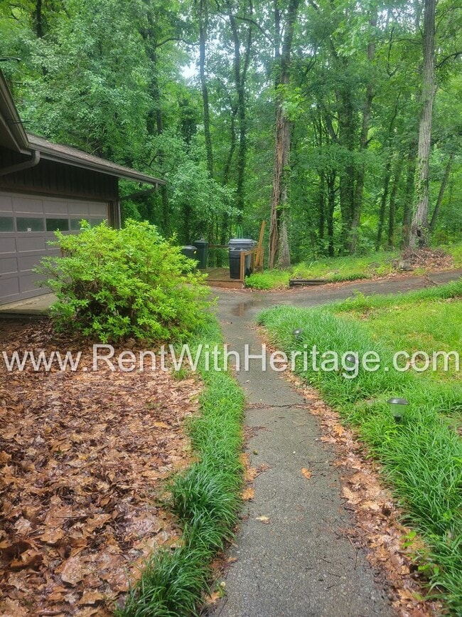 Building Photo - Charming Cabin Style Home on 1.3 Acres / F...