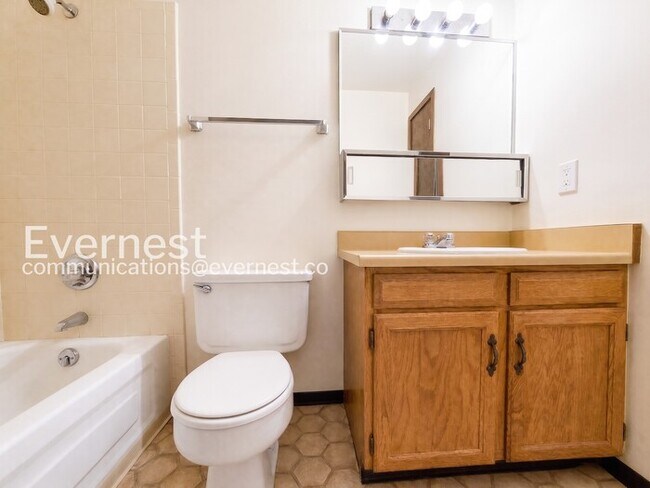 Foto del edificio - 2 Bed, 2 Bath Condo with Carport / Available Soon!