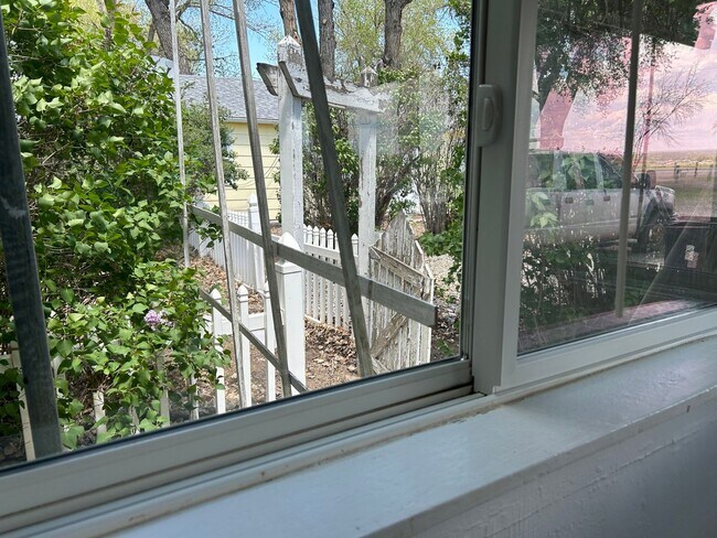 Foto del edificio - 2 Bed 1 Bath Large House with Fenced Yard and Washer Dryer Hookups